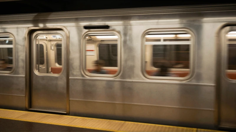 Tren, andén, luz cálida, movimiento borroso