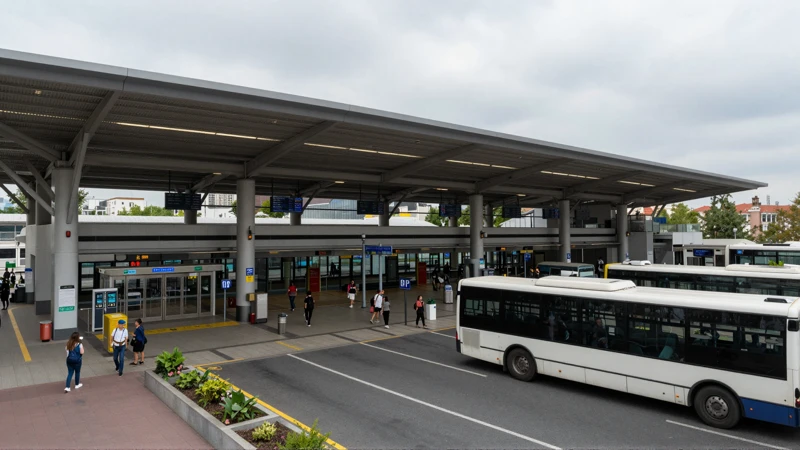 Estación urbana, luz gris, realismo documental