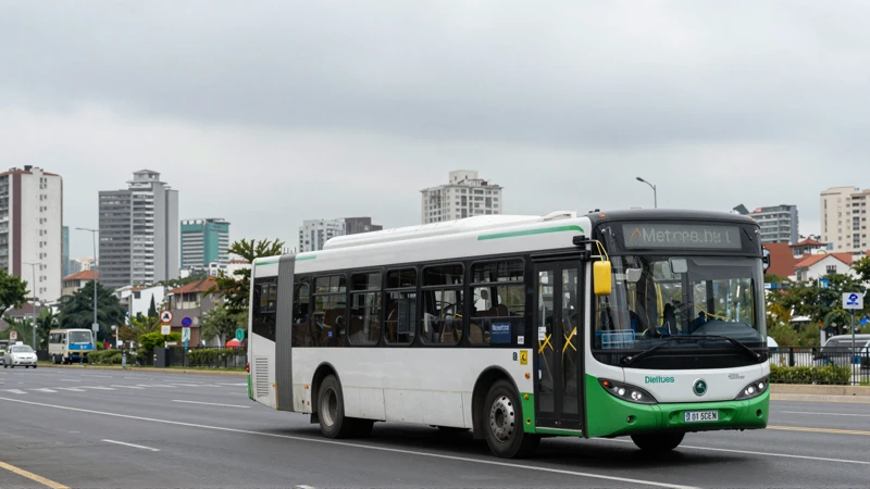 Metrobús en paisaje urbano, día nublado