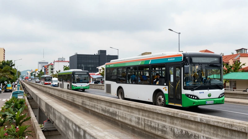Metrobús moderno en paisaje urbano vibrante