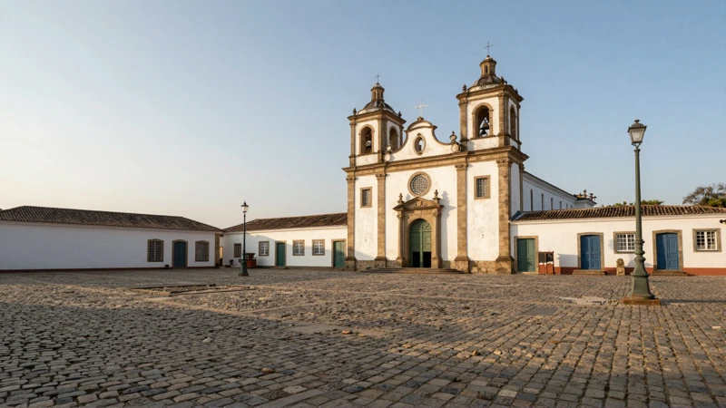 Iglesia colonial en plaza histórica, luz suave