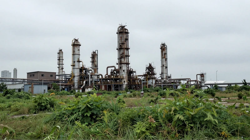 Refinería abandonada, paisaje industrial y verde