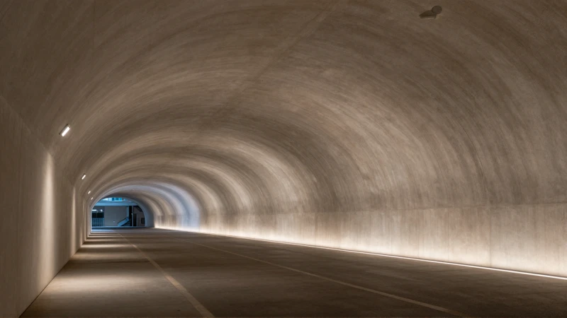 Arquitectura moderna, túnel, iluminación dramática, fotografía profesional